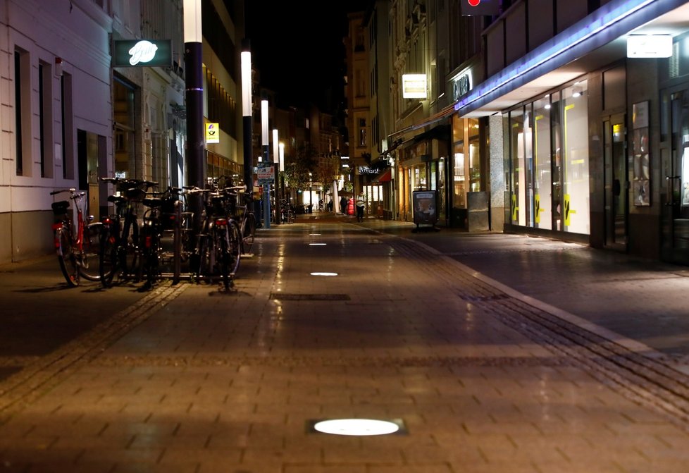 Ulice v Německu zejí během karantény prázdnotou.