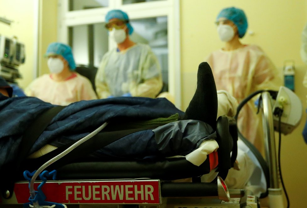 Koronavirus v Německu: Transport a vyšetření pacienta.
