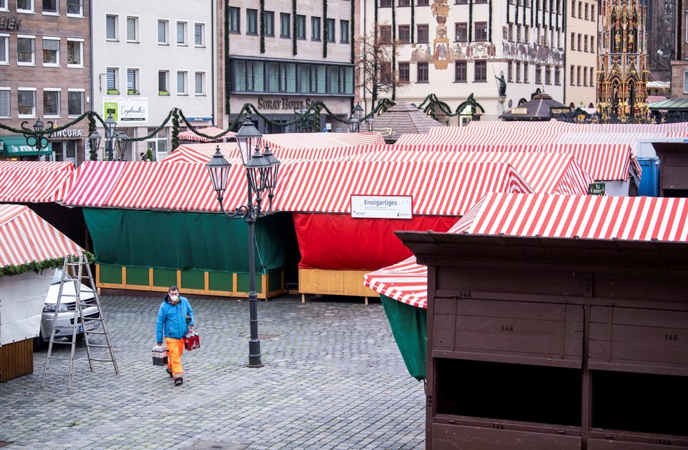 Přípravy na vánoční trhy v Norimberku.