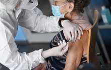 Potíže s registrací k očkování: Kraje řeší, jak pomoci seniorům!