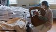 Zrušením pandemické pohotovosti skončí podle ministra zdravotnictví Vlastimila Válka (TOP 09) povinnost používat roušky a respirátory ve zdravotnických zařízeních