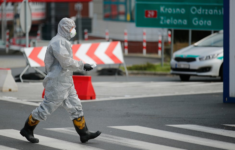 Během pandemie koronaviru platí přísná bezpečnostní a karanténní opatření po celém světě. Kontroly na německo-polské hranici, (19.03.2020).