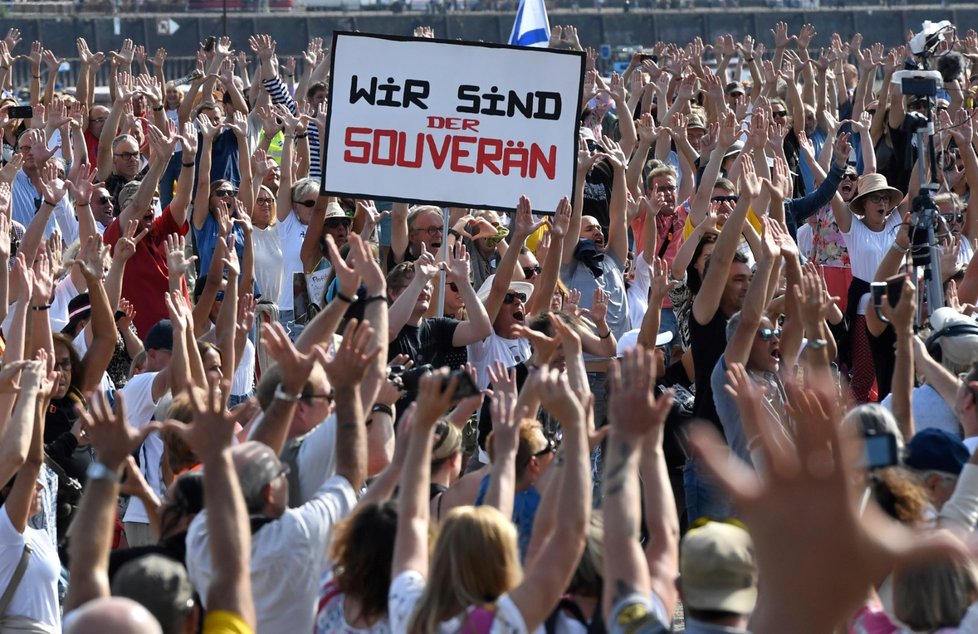 Několik tisíc lidí v německém Düsseldorfu demonstrovalo proti opatřením, která mají zabránit dalšímu šíření nákazy koronavirem (20. 9. 2020).