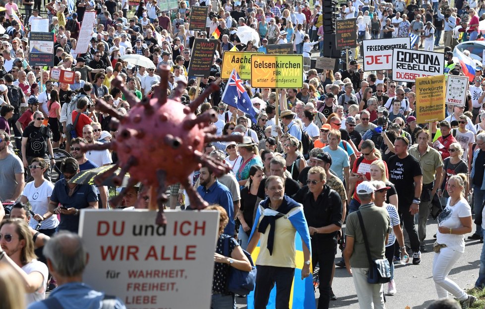 Několik tisíc lidí v německém Düsseldorfu demonstrovalo proti opatřením, která mají zabránit dalšímu šíření nákazy koronavirem (20. 9. 2020).