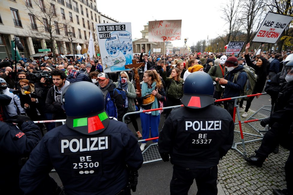 Koronavirus v Německu: Protesty v Berlíně kvůli vládním nařízením (18. 11. 2020)