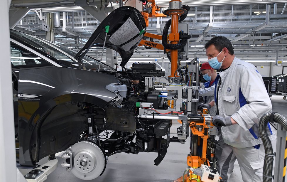 Německá automobilka Volkswagen obnovila provoz, její zaměstnanci musí mít roušku.