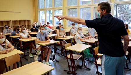 Studenti v Berlíně se vrátili do lavic. Roušky jsou povinné.