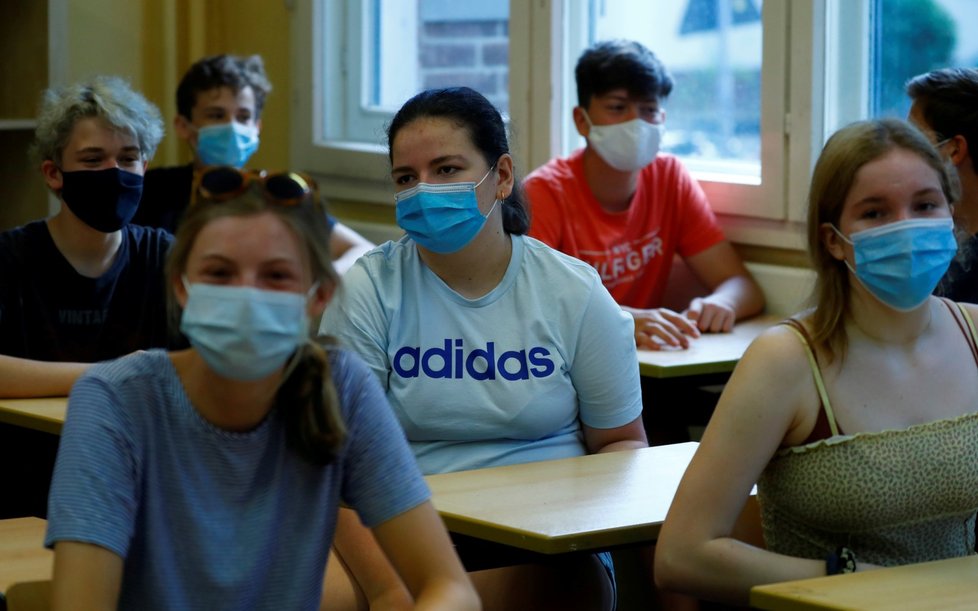 Studenti v Berlíně se vrátili do lavic. Roušky jsou povinné.