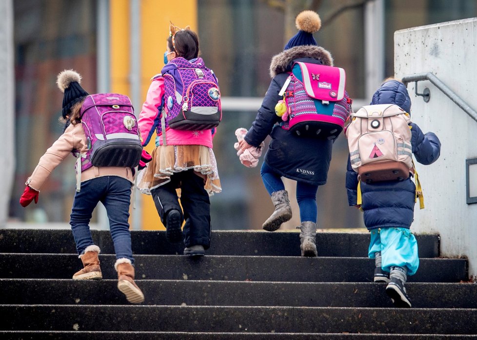 Děti v německém Frankfurtu vyráží do školy