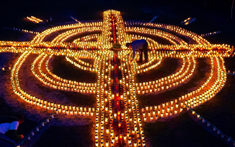 Kříž ze svíček na památku obětí koronaviru v Německu (18. 4. 2020)