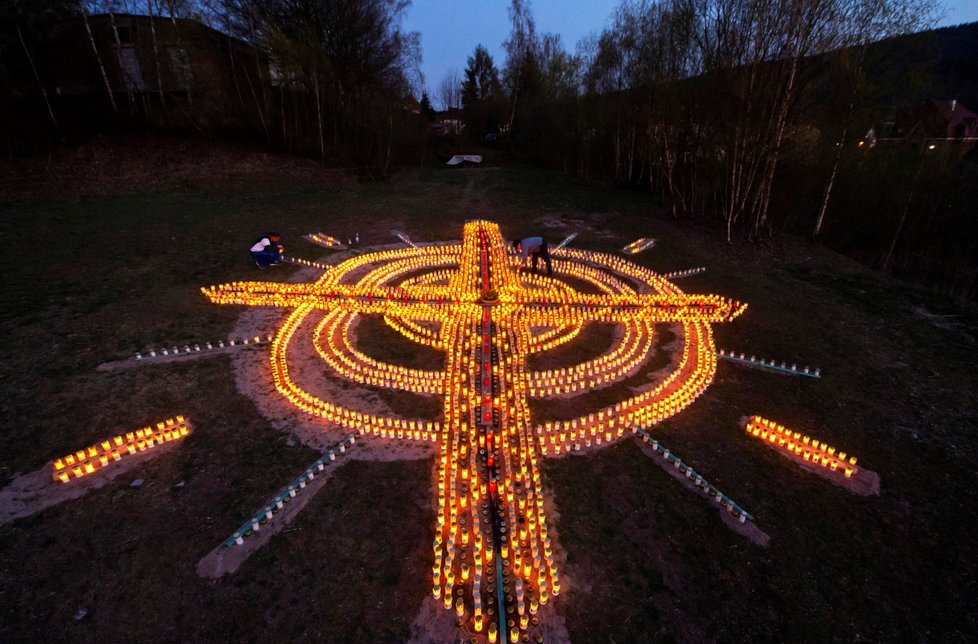 Kříž ze svíček na památku obětí koronaviru v Německu (18. 4. 2020)