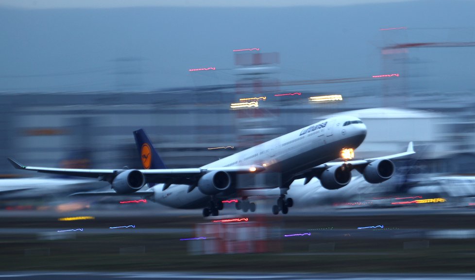 Letadla Lufthansy startují a přistávají ve Frankfurtu nad Mohanem.