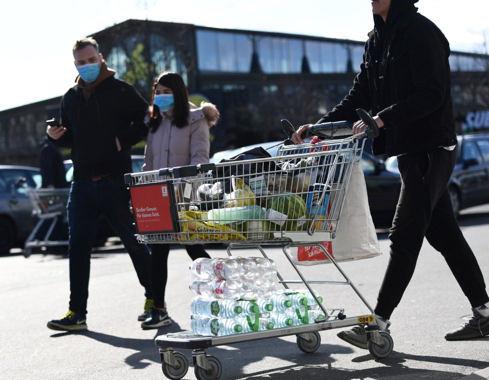 Lidé v Berlíně skupují potraviny ve velkém