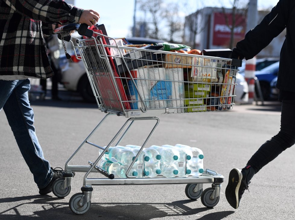 Lidé v Berlíně skupují potraviny ve velkém