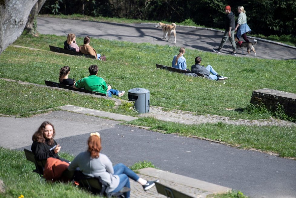 Lidé relaxují v Německu bez roušek. Pravidlo o dvou lidech ale dodržují (28. 3. 2020)