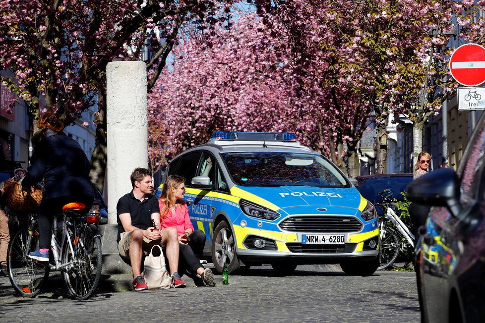 Němci vyrazili obdivovat rozkvetlé třešně. Na rozestupy nedbali. (5. 4. 2020)