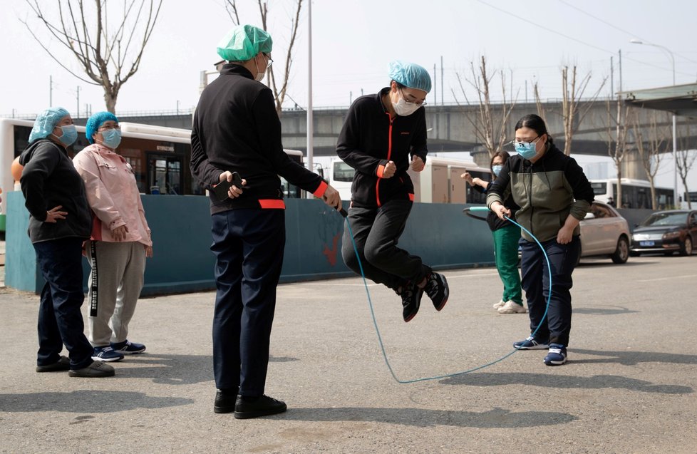 Pracovníci Wuchanské nemocnice ve volné chvíli skáčou přes švihadlo (5. 3. 2020)
