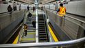Pracovník dezinfikuje stanici metra na Manhattanu v New York City (4.3.2020)