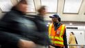 Pracovnice dezinfikuje stanici metra na Manhattanu v New York City (4.3.2020)