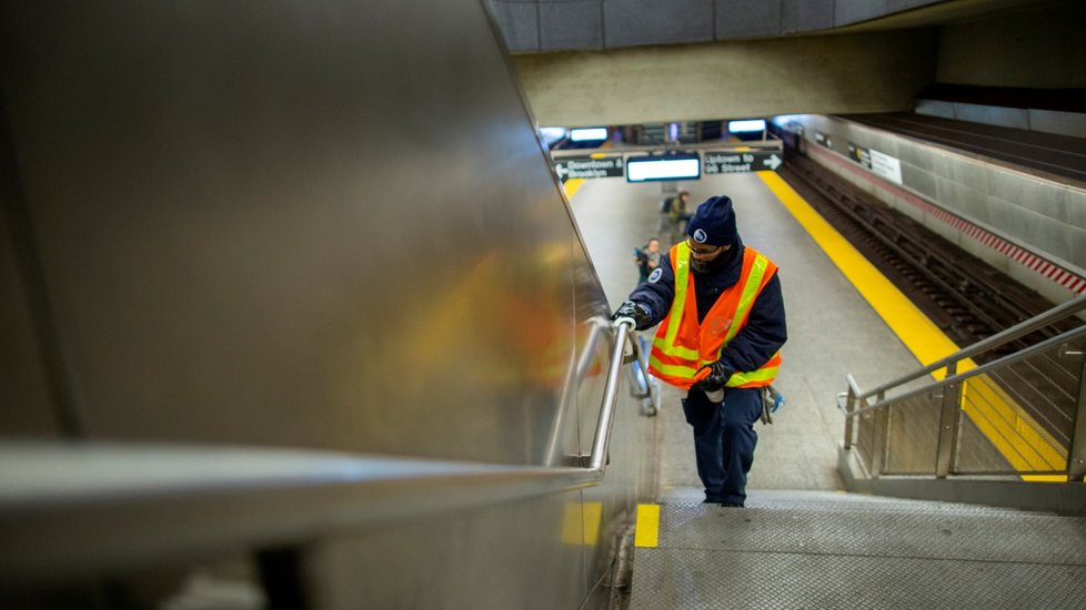 Pracovník dezinfikuje stanici metra na Manhattanu v New York City (4. 3. 2020)