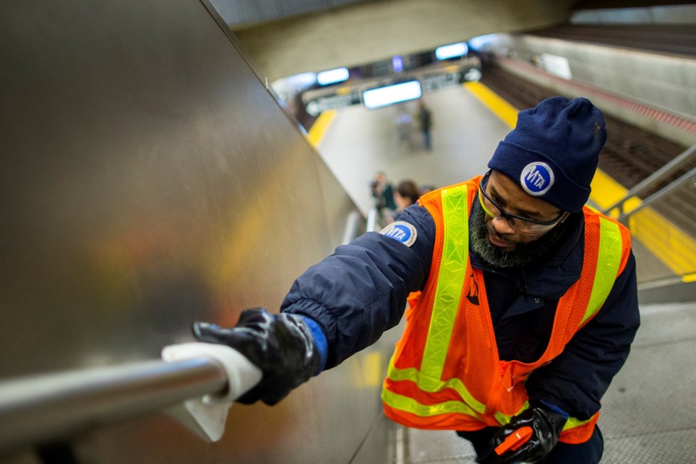 Pracovník dezinfikuje stanici metra na Manhattanu v New York City. (4.3.2020)