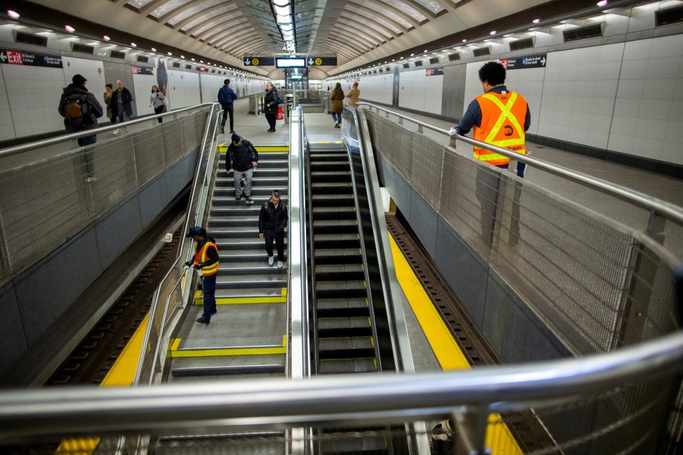 Pracovník dezinfikuje stanici metra na Manhattanu v New York City. (4.3.2020)