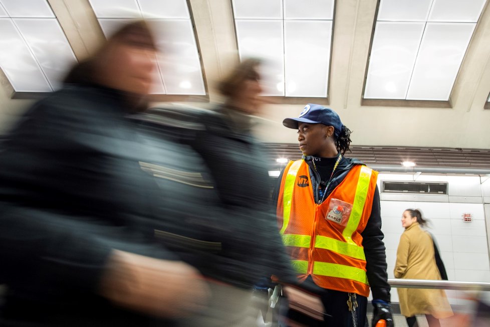 Pracovnice dezinfikuje stanici metra na Manhattanu v New York City (4.3.2020)