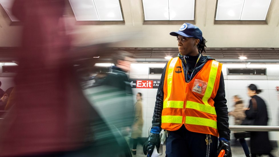 Pracovnice dezinfikuje stanici metra na Manhattanu v New York City (4.3.2020)