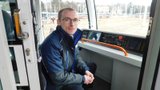 Referent Miloš pomáhá dopravě v Brně: Řídí tramvaj! Omikron zkosil šoféry