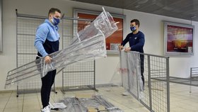 Brno: S instalací postelí pro personál pomáhají v záložní nemocnici na výstavišti i hokejisté Komety.
