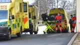 Kolony vezou z přetížených nemocnic 25 pacientů. Může za kolaps i „zamořená“ věznice?