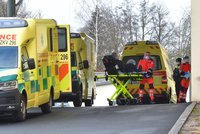 Kolony vezou z přetížených nemocnic 25 pacientů. Může za kolaps i „zamořená“ věznice?