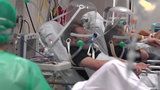 Šokující snímky z nemocnice: Pacientům s koronavirem nasazují podivné přilby!