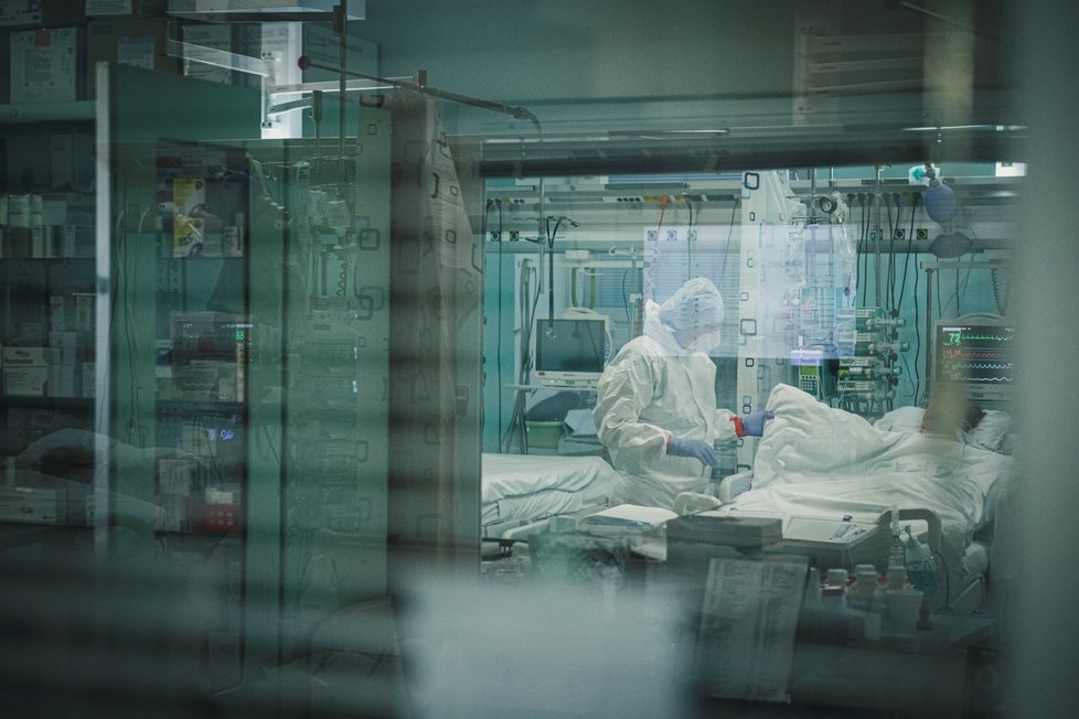 Jednotka intenzivní péče Krajské nemocnice Liberec (na snímku z 8. prosince 2021 v Liberci) je jedním z oddělení, kde se starají o covidové pacienty.