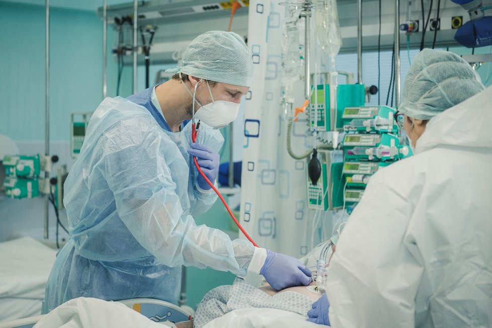 Jednotka intenzivní péče Krajské nemocnice Liberec (na snímku z 8. prosince 2021 v Liberci) je jedním z oddělení, kde se starají o covidové pacienty