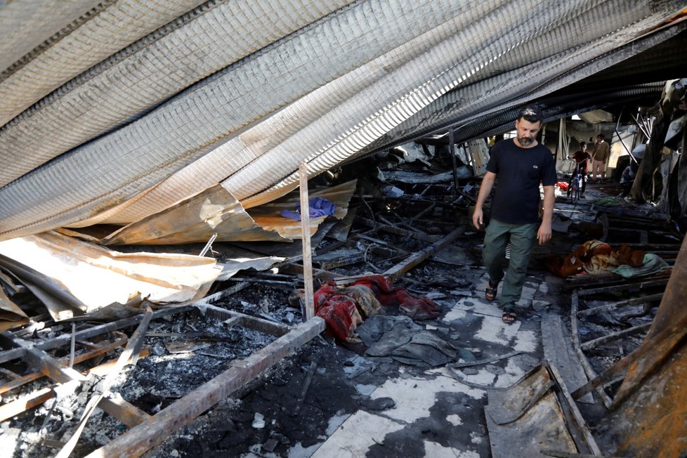 Požár v iráckém Násiríji - oheň zničil nemocnici s pacienty s koronavirem.