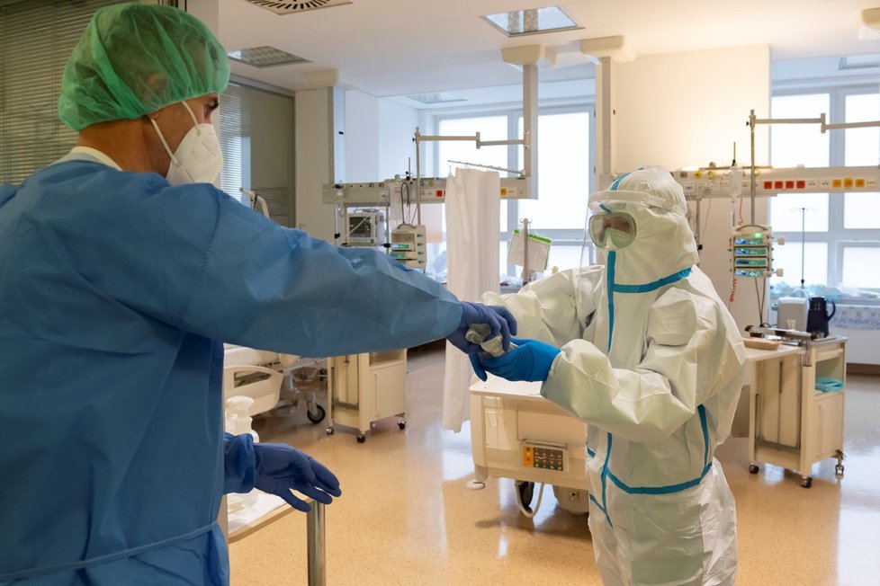 Jednotka intenzivní péče pneumologické kliniky Thomayerovy nemocnice v Praze. Oddělení, které vzniklo přeměnou oddělení hrudní chirurgie, léčí pacienty s nemocí covid-19.