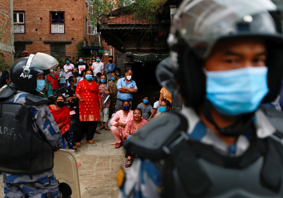Koronavirus v Nepálu: Festival se konal v rouškách.