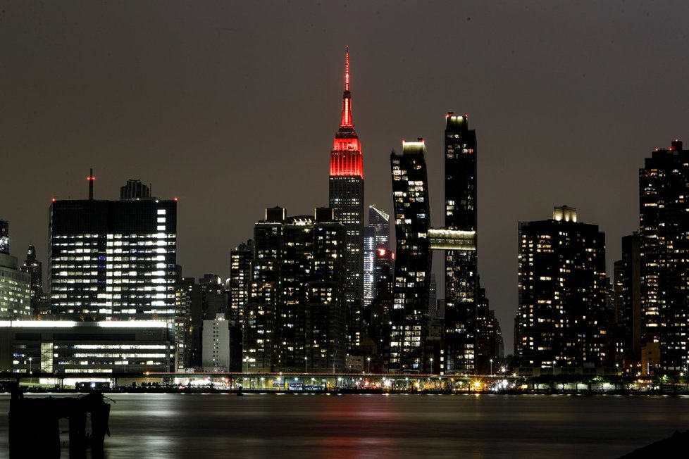 Empire State Building v New Yorku se zbarvila do červena na počest zdravotníků (17. 4. 2020)