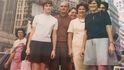 První den v New Yorku, 25. července 1969, Susan Lucak vlevo v bílé blůzce a modré sukni,, vedle otec, matka a sestra; v pozadí další čeští uprchlíci.
