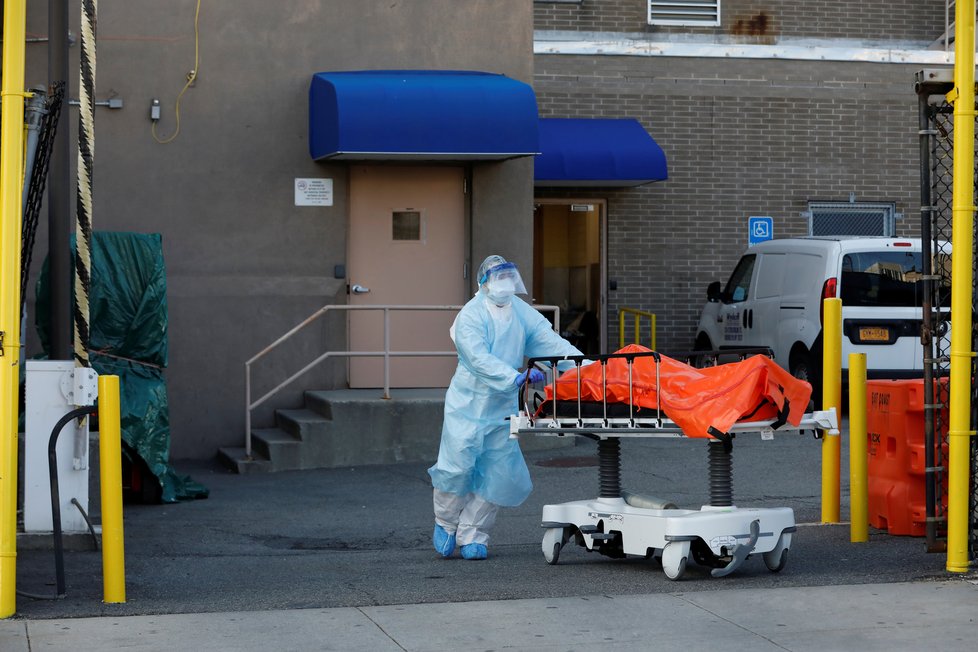 Hororové snímky z nemocnice: Mrtvá těla se hromadí na chodbách, márnice jsou přeplněné