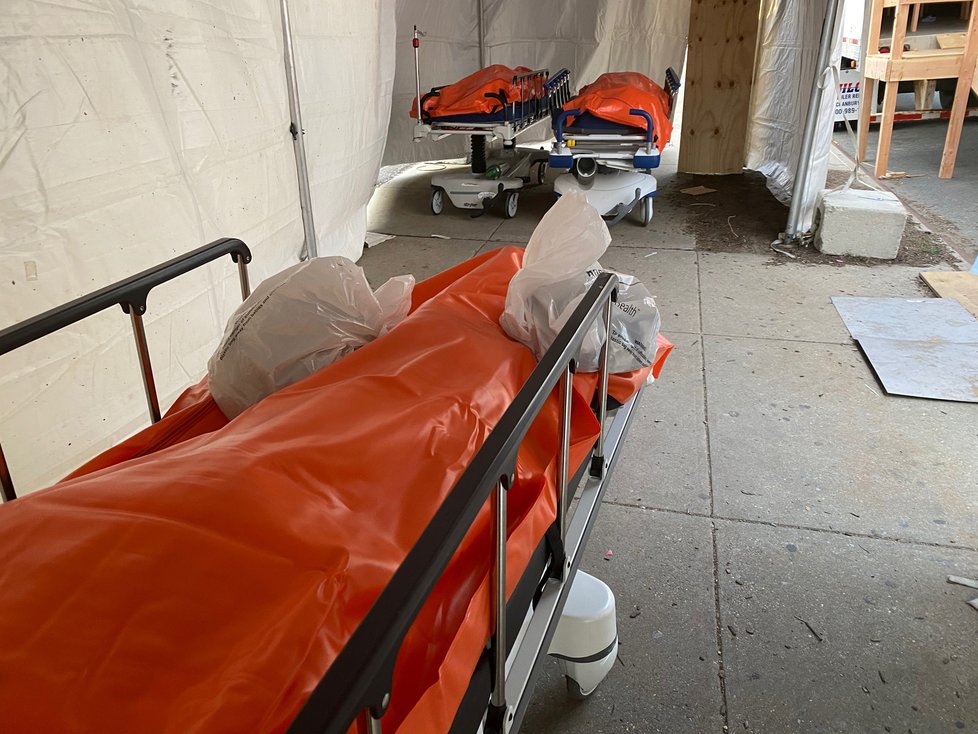 Hororové snímky z nemocnice: Mrtvá těla se hromadí na chodbách, márnice jsou přeplněné