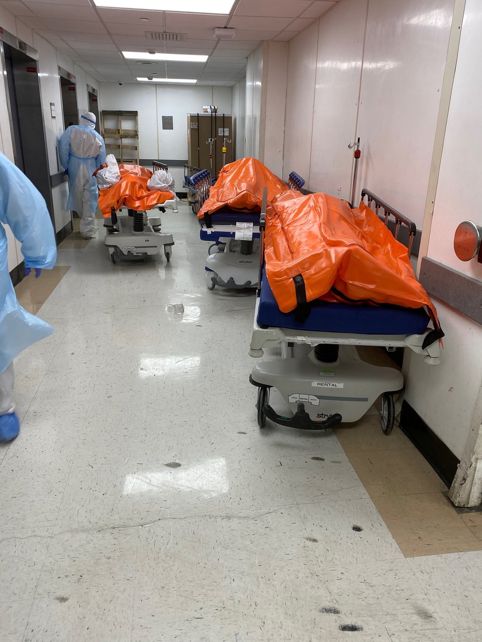 Hororové snímky z nemocnice: Mrtvá těla se hromadí na chodbách, márnice jsou přeplněné.