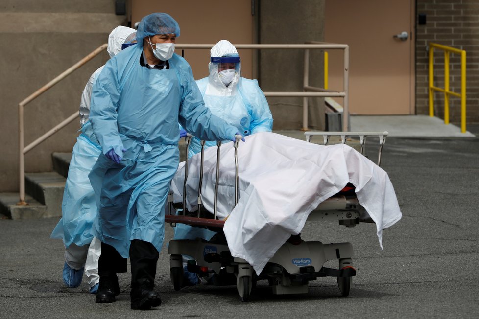 Hororové snímky z nemocnice v New Yorku: Mrtvá těla se hromadí na chodbách, márnice jsou přeplněné