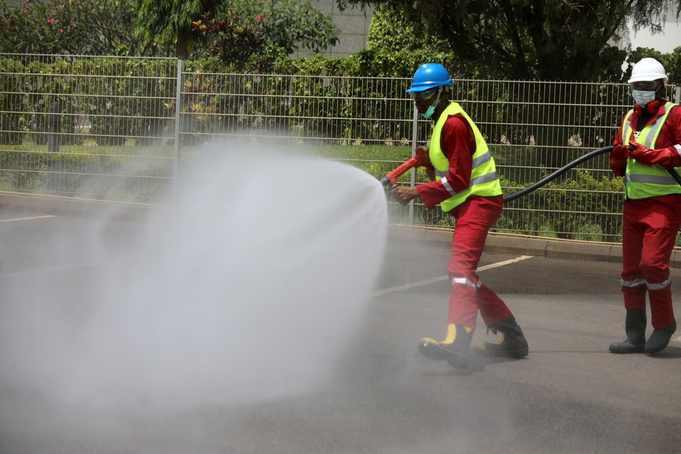 Afrika sice nákazou tolik zasažena není, ale rovněž se s ní musí potýkat. V Nigérii preventivně dezinfikují ulice. (2.4.2020)