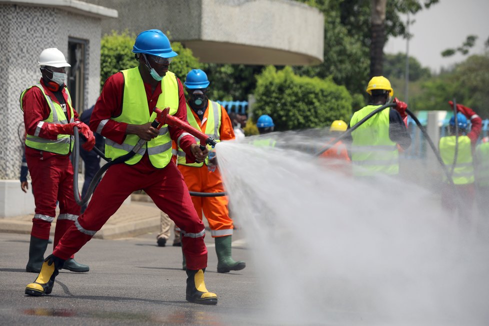 Afrika sice nákazou tolik zasažena není, ale rovněž se s ní musí potýkat. V Nigérii preventivně dezinfikují ulice. (2.4.2020)