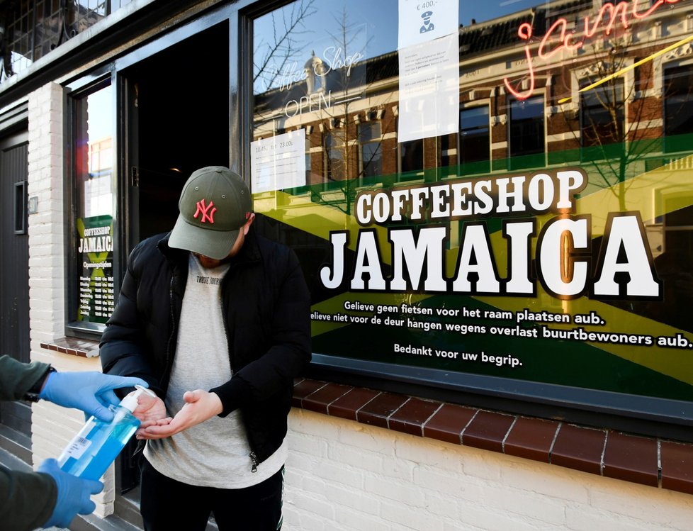 Takzvané coffee shopy v Nizozemsku se opět otevřely, i když zboží prodávají jen k odběru s sebou.