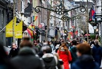 Tvrdý lockdown kvůli omikronu: Nizozemsko týden před Vánoci zavřelo školy, obchody i bary