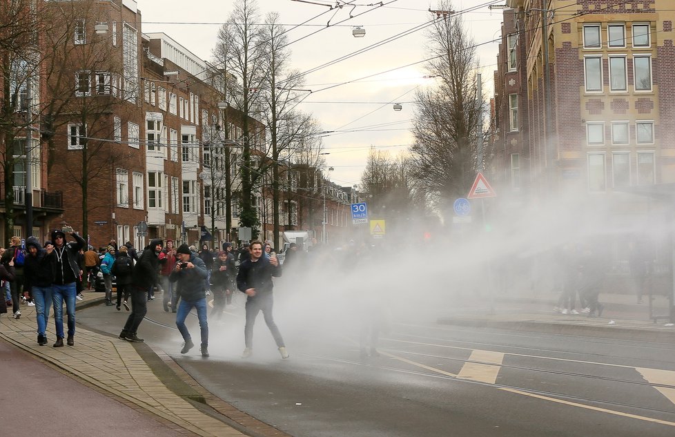 Koronavirus v Nizozemsku: Protesty proti restrikcím