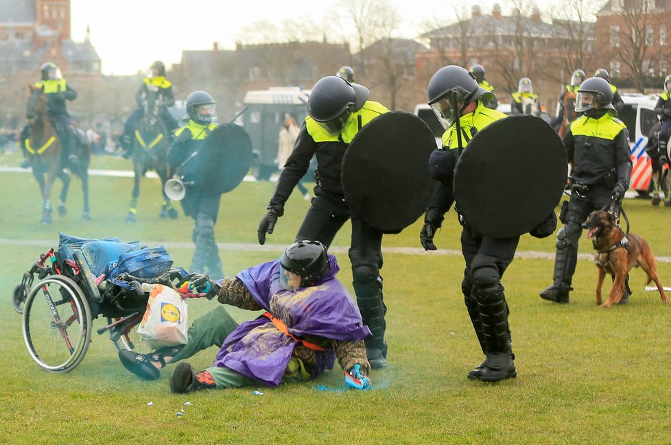 Koronavirus v Nizozemsku: Protesty proti restrikcím.